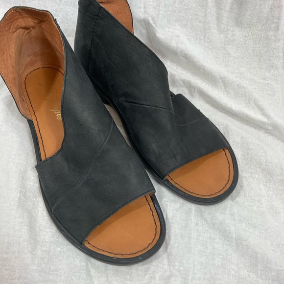 Black leather sandal - Picture 3 of 5